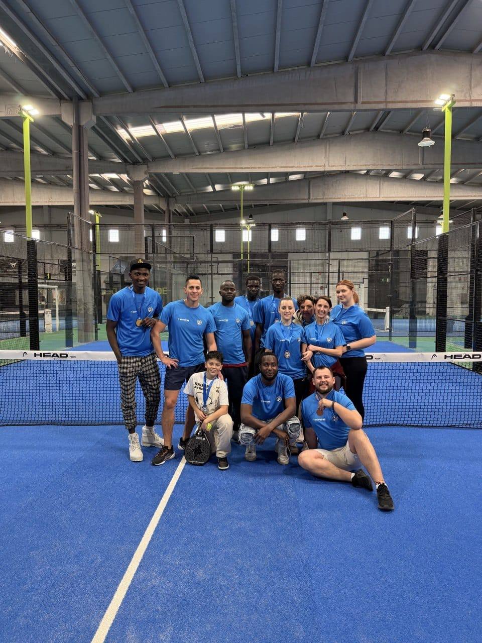 Equipo participante en un team building de pádel